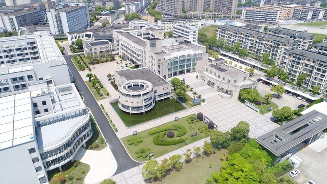 舟山某中学男生女生分楼层打饭引争议，教育局澄清：取餐分开但就餐无限制