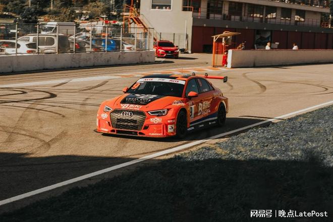 赛车运动革新:打造扣人心弦的F1赛事体验