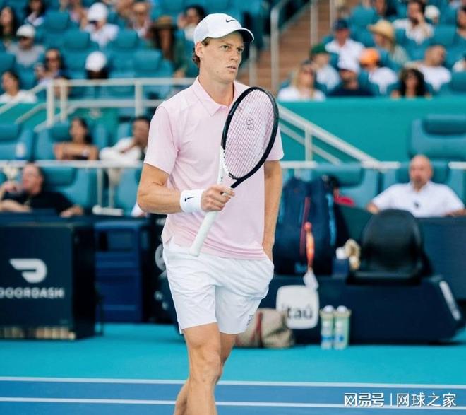 辛纳拥抱机器人标签，展望夺回世界第一的征程并强调过程的重要性