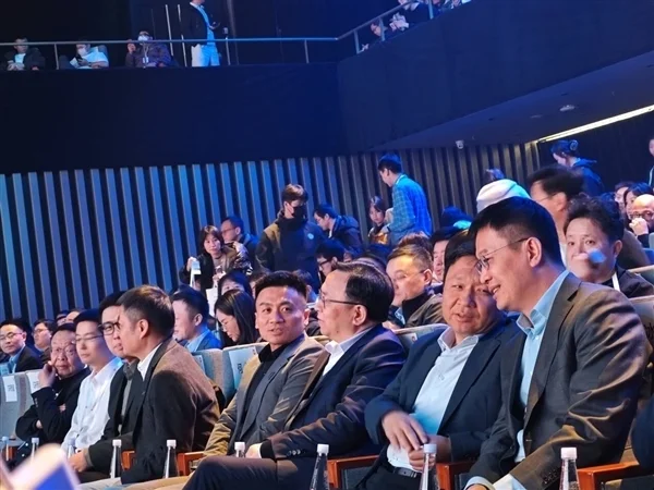 雷军回应新一代SU7发布会李斌魏建军缺席：虽然没来 也特别感谢