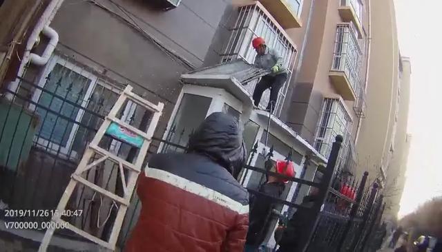 业主搭雨棚引流雨水，城管强拆被判违法，2000元判赔款5年未支付？回应称查询需申请信息公开