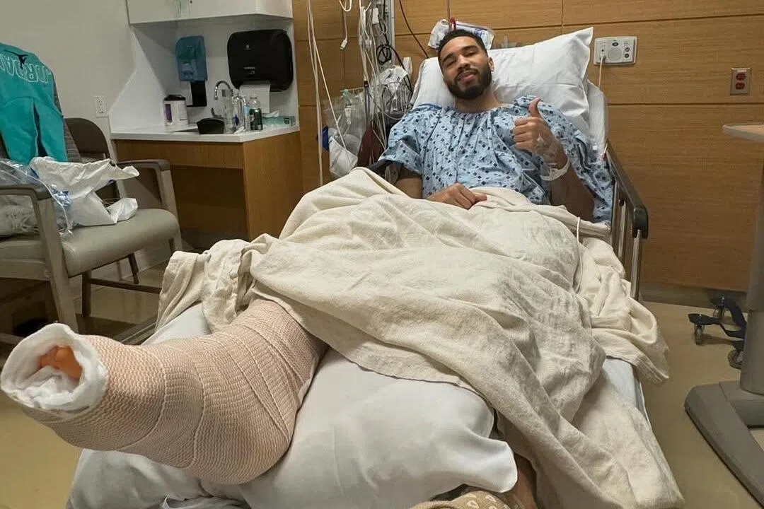 塔图姆（图）能康复地如此迅速，除了他自身身体素质过硬，也要归功于及时的手术治疗。据悉，为他进行跟腱手术的是美国运动医学名医马丁·J·奥马利，后者在火箭球星杜兰特2019年跟腱撕裂后，也为他及时进行手术，帮助杜兰特重返巅峰。（塔图姆Instagram）