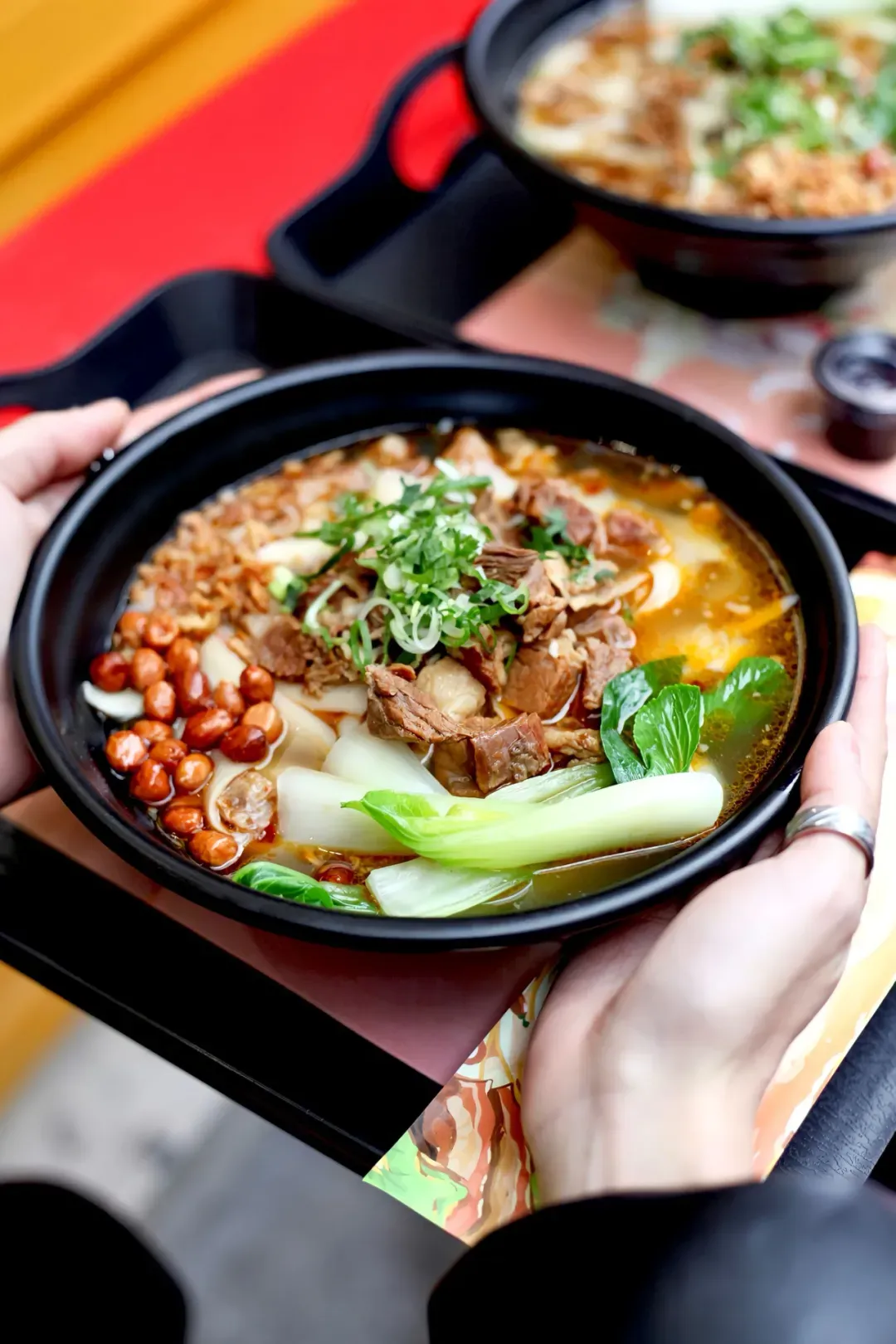 小郭郭面馆的招牌之一,红烧牛肉刀削面。(图/由受访者提供)