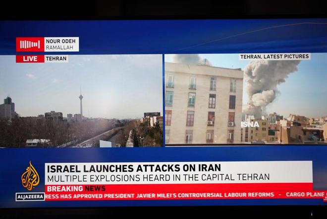 美国与以色列联手打击伊朗 目击者称德黑兰市区升起浓浓烟雾
