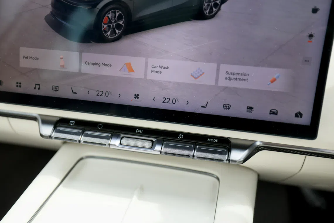中控屏下方有一排实体按钮，控制驾驶模式、尾门开启及音响等。（龙国雄摄）