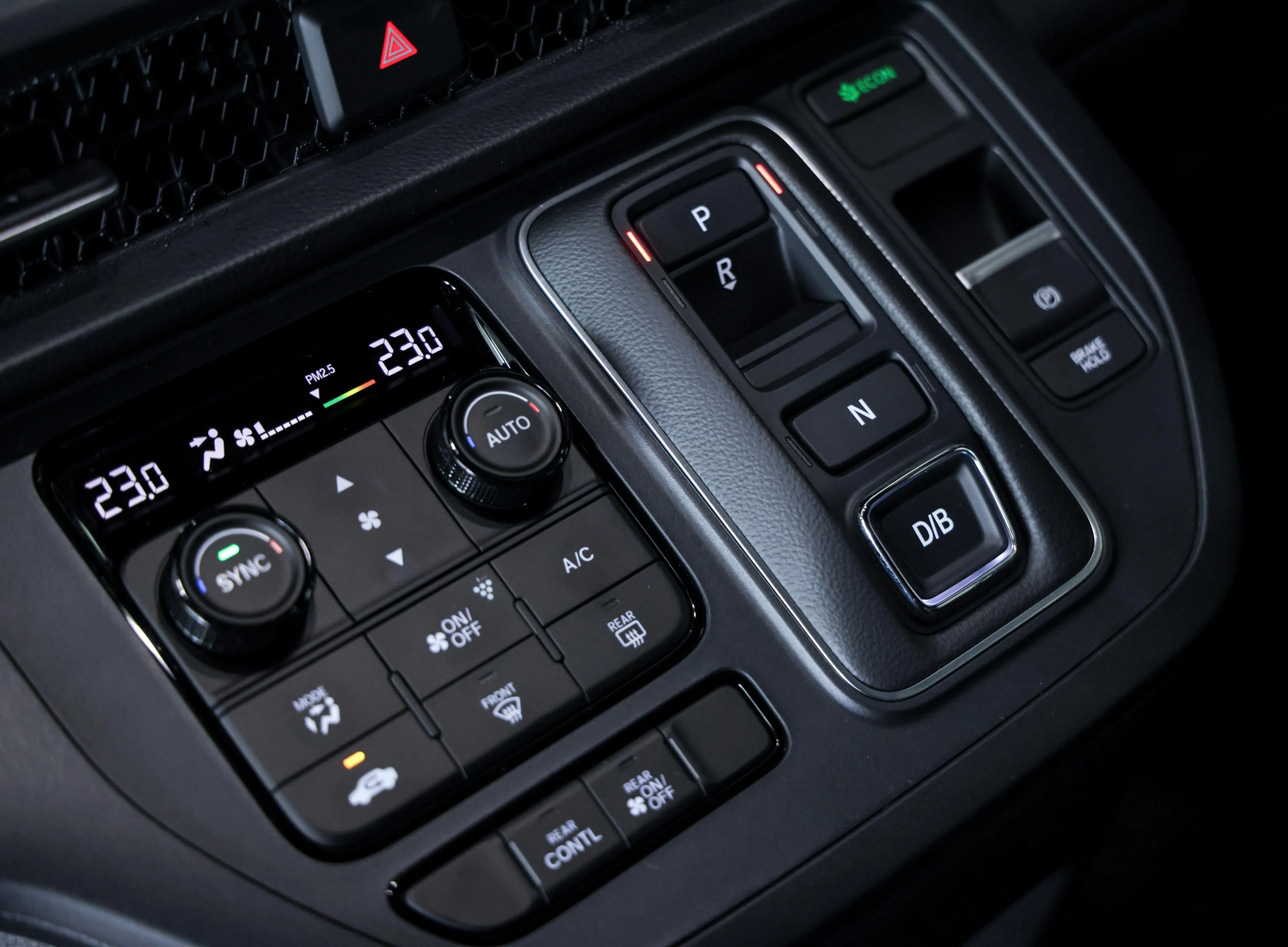 中控台设有许多实体按键，能操控前后排冷气功能。（叶振忠摄）