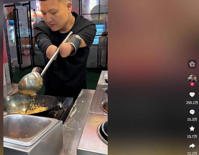 无臂单亲爸爸的夜市炒饭之路：从百万债务到全国游泳冠军的逆袭人生