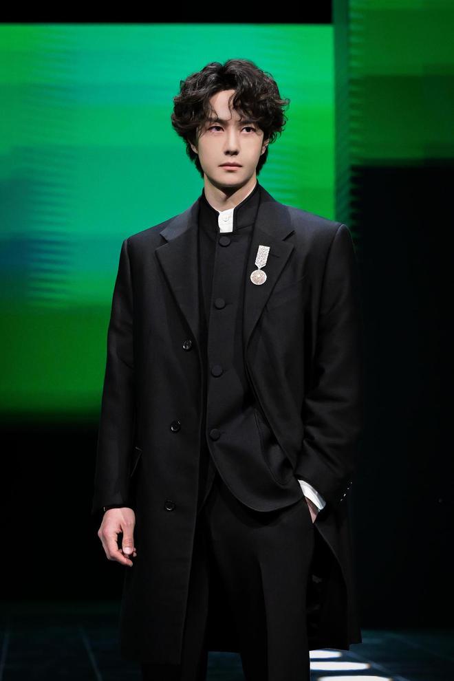 王一博与乐华娱乐续约成功，公司曾提议授予其1250万股股份