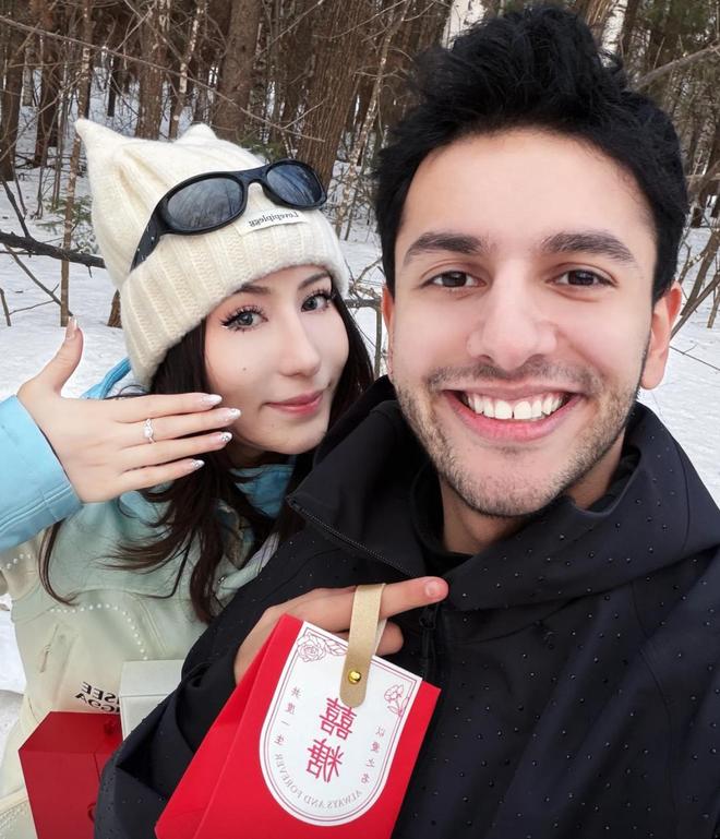 伊拉克记者宣布订婚喜讯!他曾以独特舞蹈引起王毅注意,未婚妻是新疆佳丽