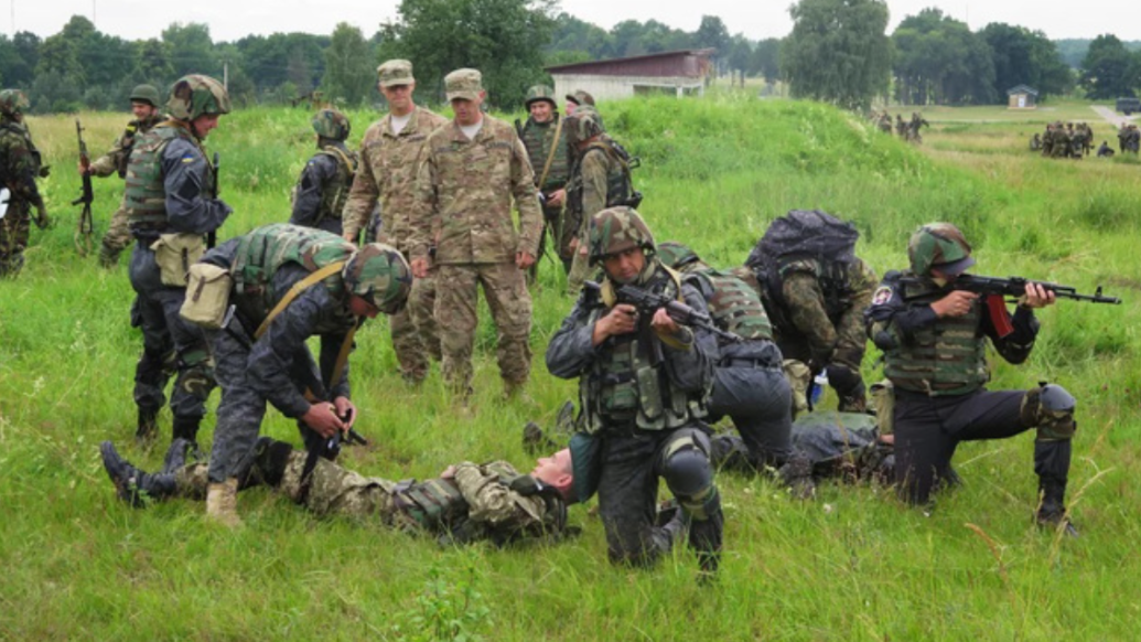 乌克兰迎接北约代表团，共商军事演习与联合训练事宜