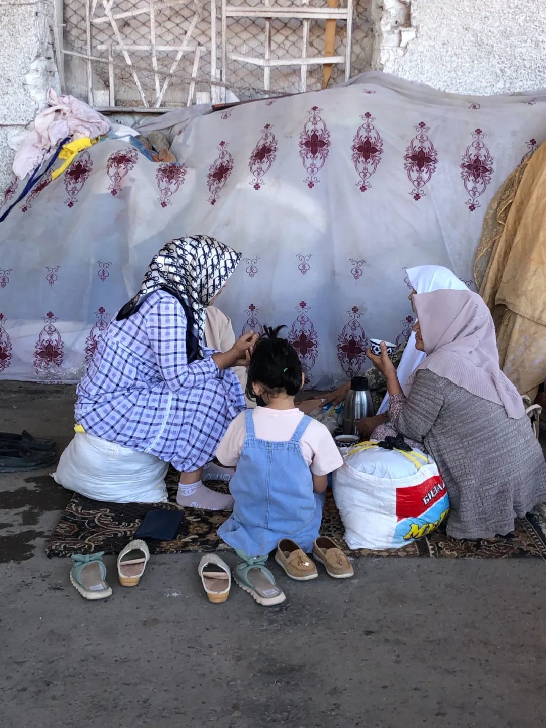 △巴扎里饮茶的家庭