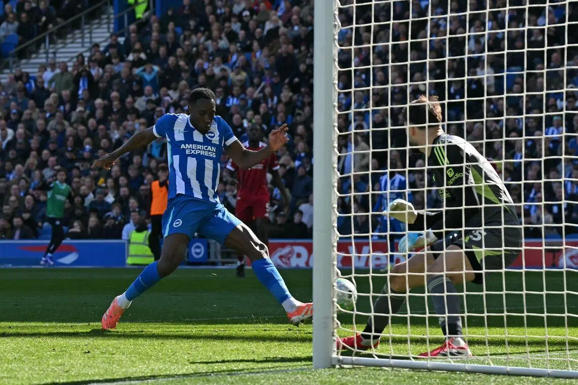 韦尔贝克（左）在无人盯防下轻松破门，为布赖顿重夺领先权。（法新社）