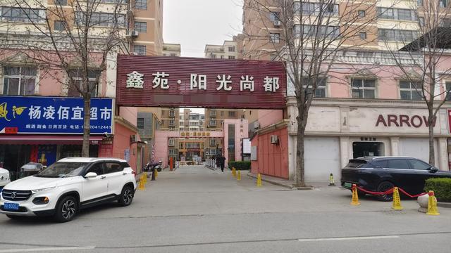 “墙体一抠就碎，跟面粉似的，贴好的瓷砖全掉了”，物业解释为轻质板墙非承重墙，正联系开发商解决