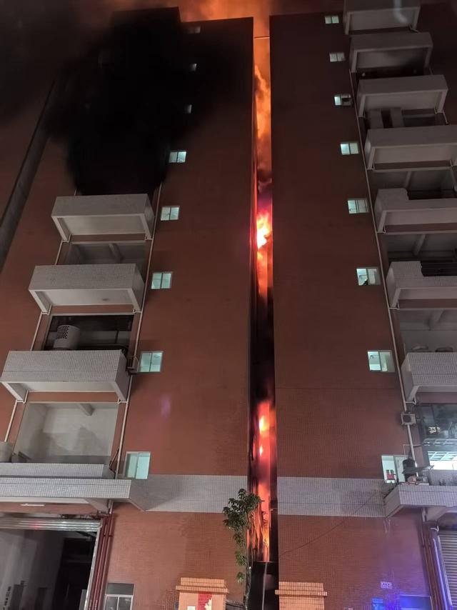 电镀厂深夜遭大火吞噬,三十家工厂受损严重,灾民七个月索赔无果,有人求偿超千万