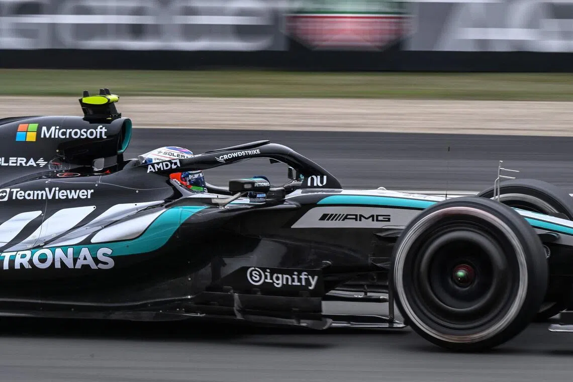 在F1明确不会补办巴林和沙特两站比赛后，各车队将在3月底日本站结束后，迎来长达五周的空档期，一直到5月初的迈阿密站。图为马赛地车手安东内利在中国大奖赛驾驶战车，他最终夺得该站冠军。（法新社档案照片）