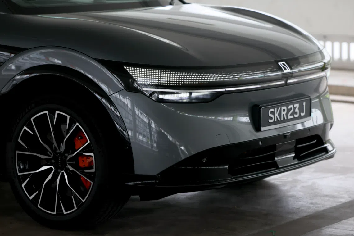 智能前脸灯幕系统能显示图案或文字，可惜在新加坡无法使用。（龙国雄摄）