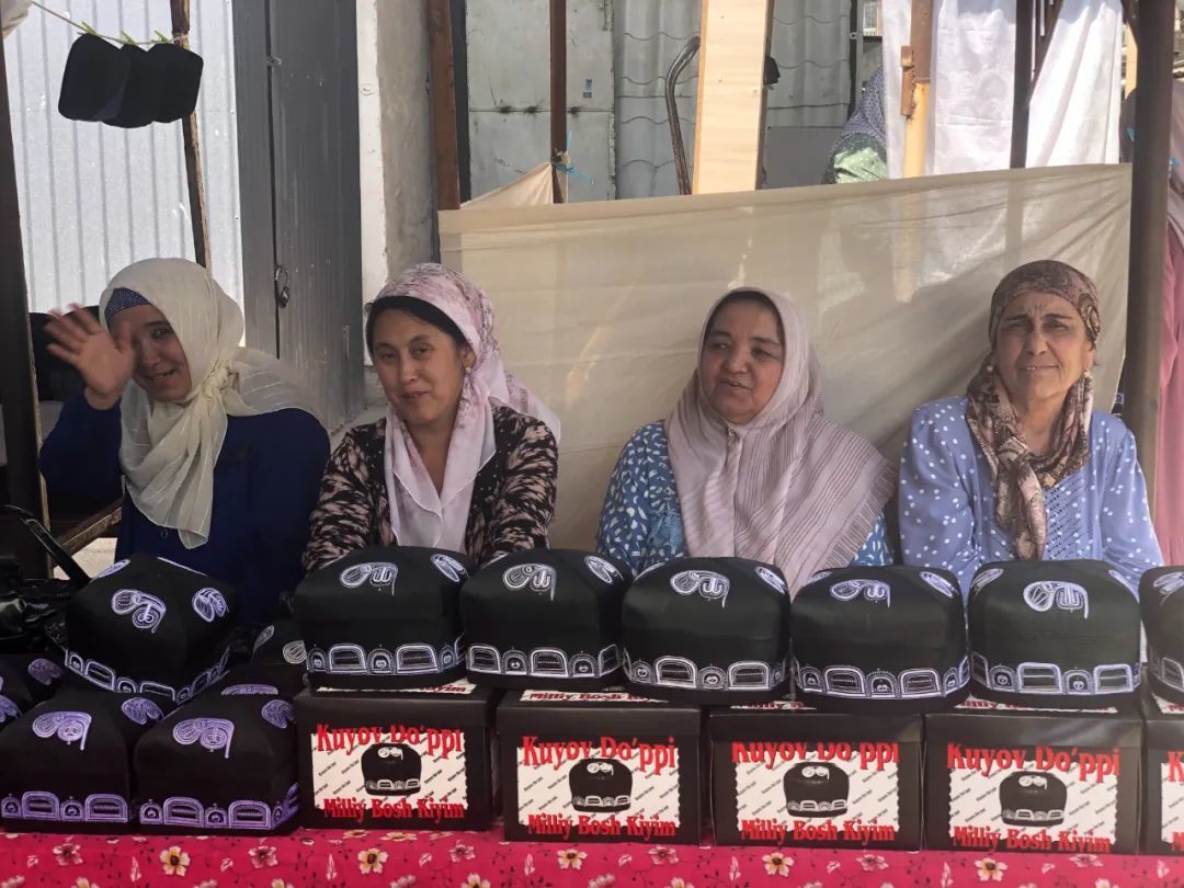 △安集延贾洪Jahon巴扎,帽子市场里的女商, 贾洪巴扎是费尔干纳盆地最大的跨境集市