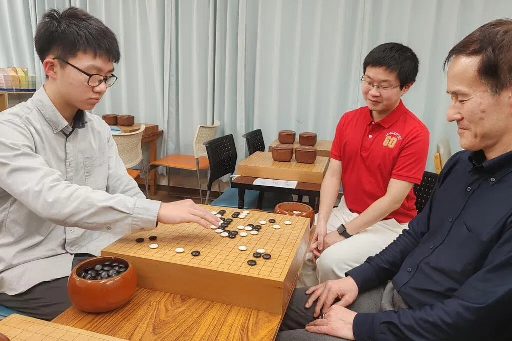 将成我国首位职业围棋手 两恩师赞陈奕航“努力造就成功”