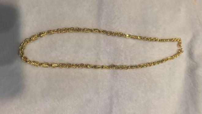 闺蜜陪伴报案,32克金项链神秘失踪,警方揭秘:窃贼已将项链以3.4万元售出