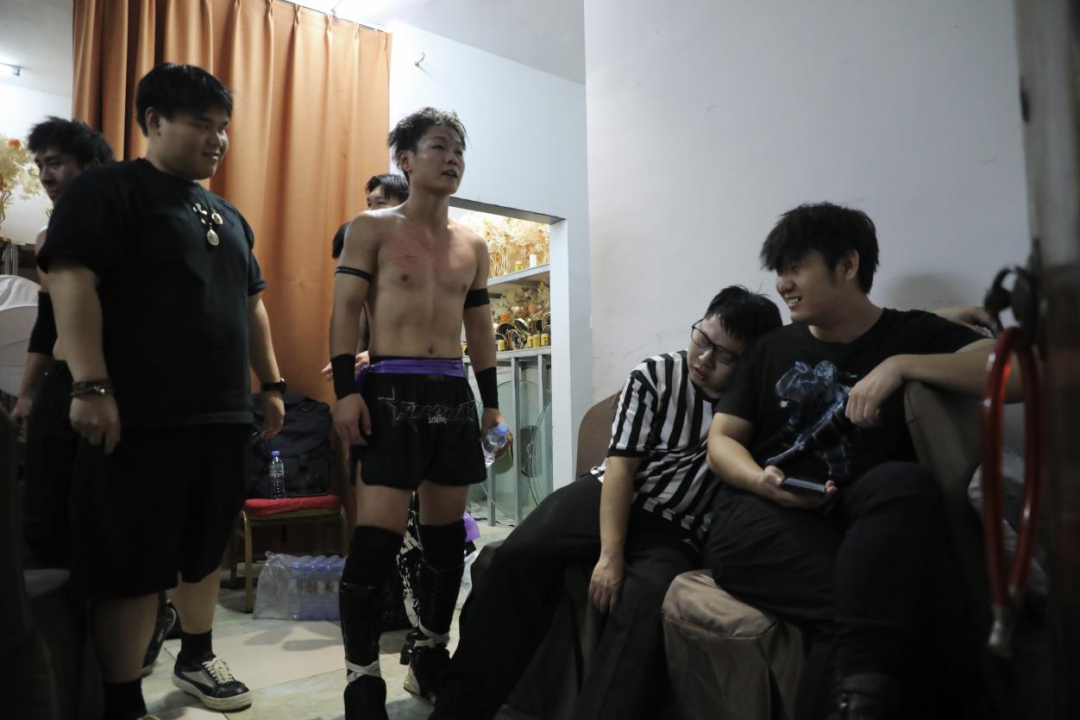 比赛后台，刚参加完摔角的王涛正在休息