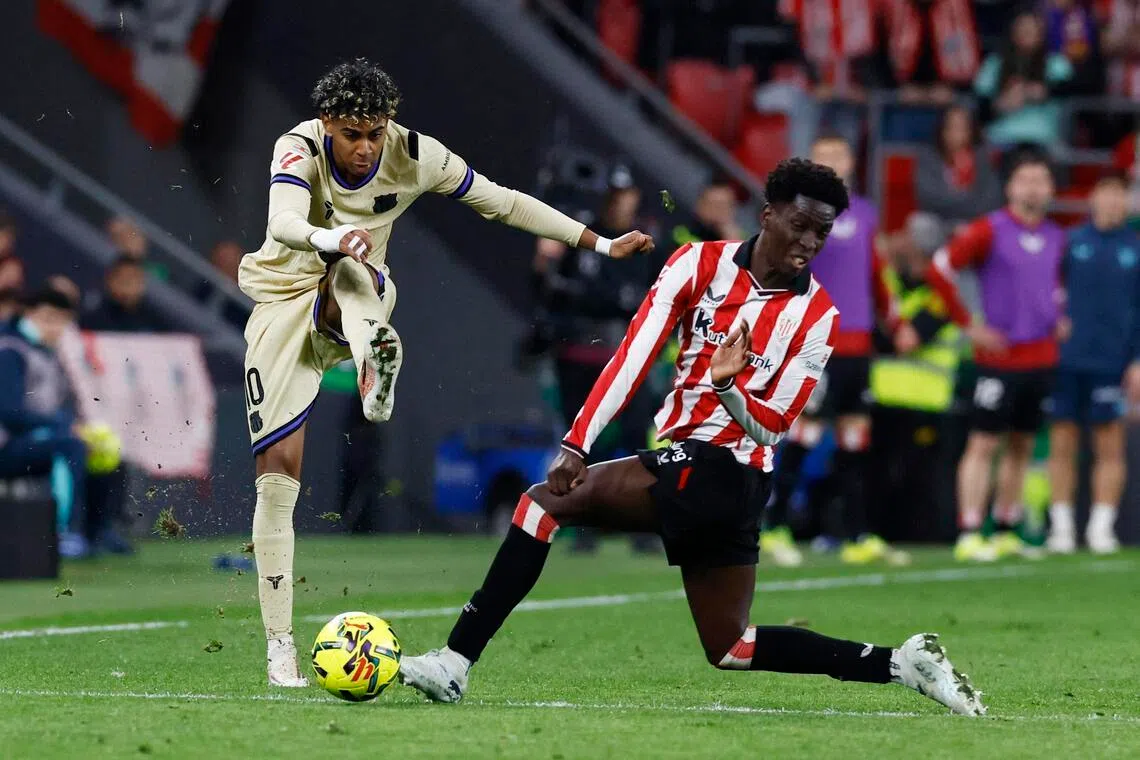 天才小将亚马尔（左）本赛季的发挥十分惊艳，至今在西甲为巴塞贡献了14球和九次助攻，在欧冠赛场也交出三球三助攻的成绩单。（路透社）