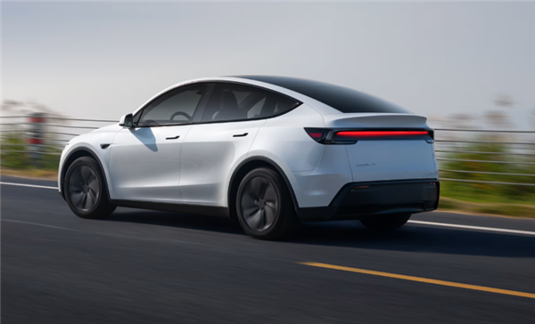 特斯拉行驶中车门自动弹开 车主:再快一点 自己可能就甩出去了