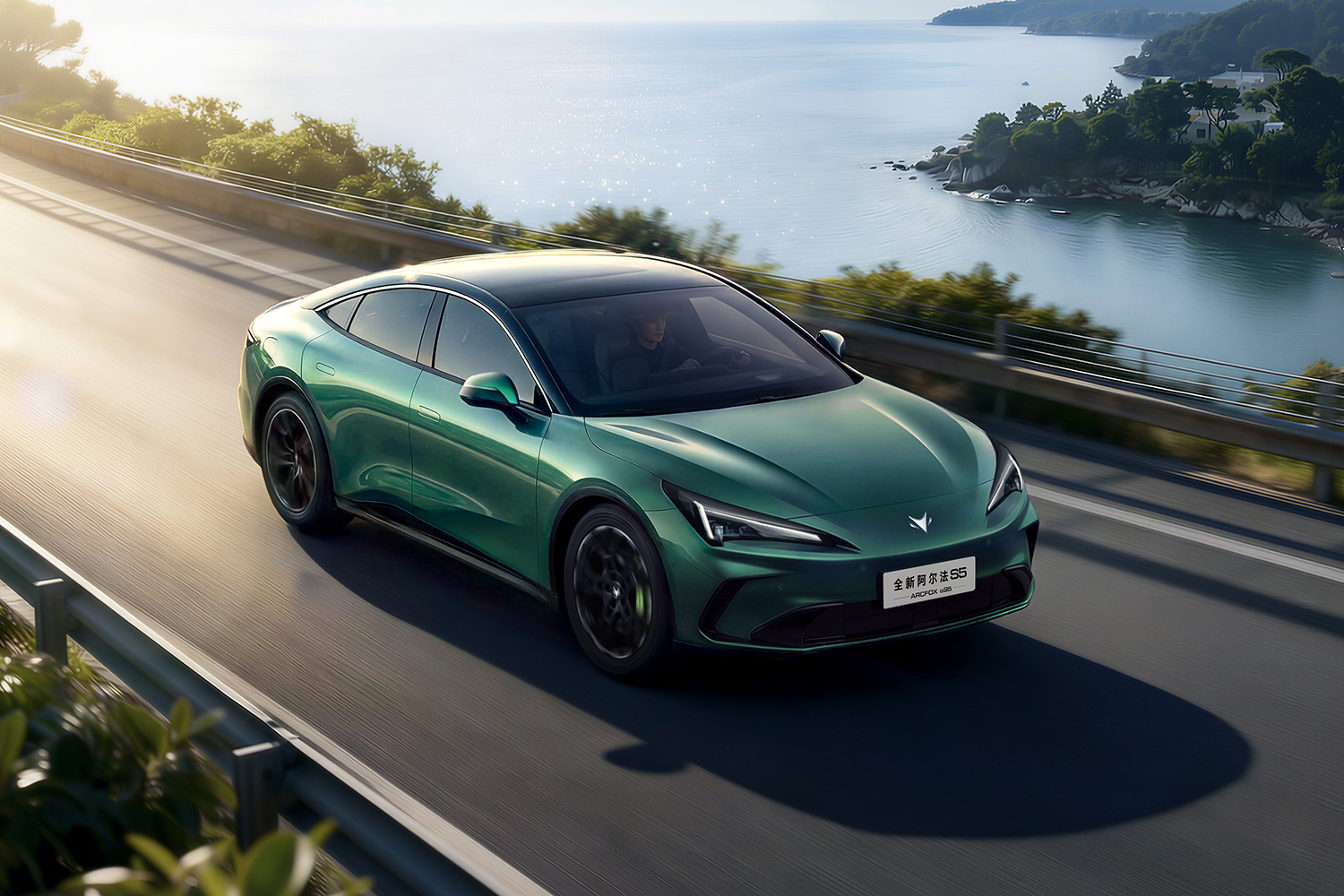 极狐新款阿尔法S5开启预售，提供增程与纯电动双版本，起售价低至11.28万元