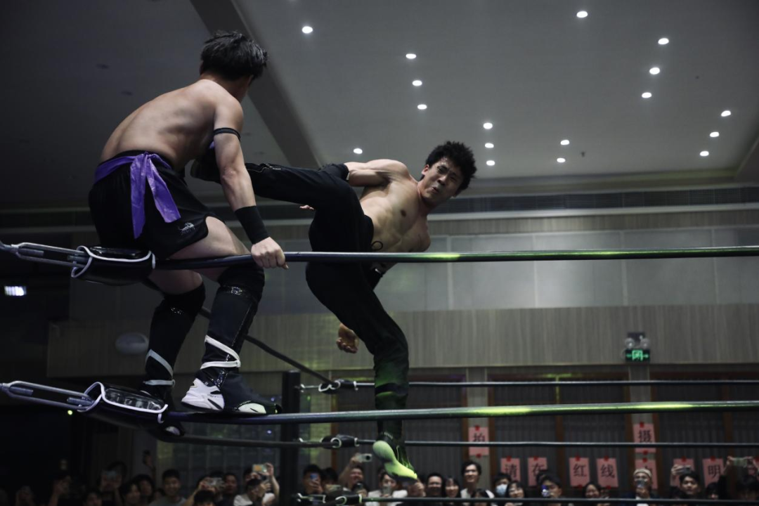 比起一个持续发展的行业，摔角比赛更像是“为爱发电”的小众爱好