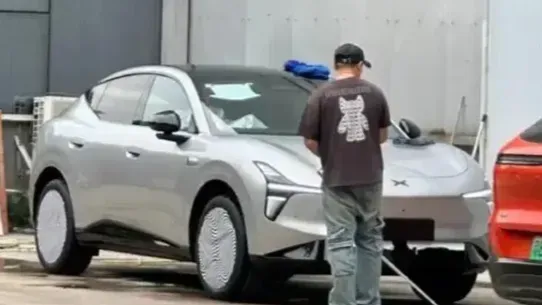 小鹏MONA系列首辆SUV D03真车照首度曝光，D02亦在计划中