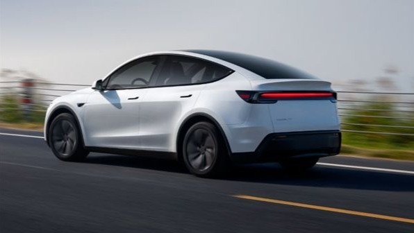 特斯拉行驶途中车门突发弹开 车主惊呼：速度再快点 我就要被甩出去了