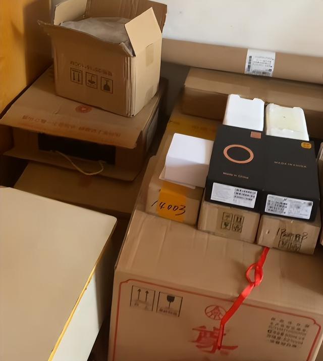 直播购物遇怪事：七旬买家购酒得手机，商家错发致赔偿七万六