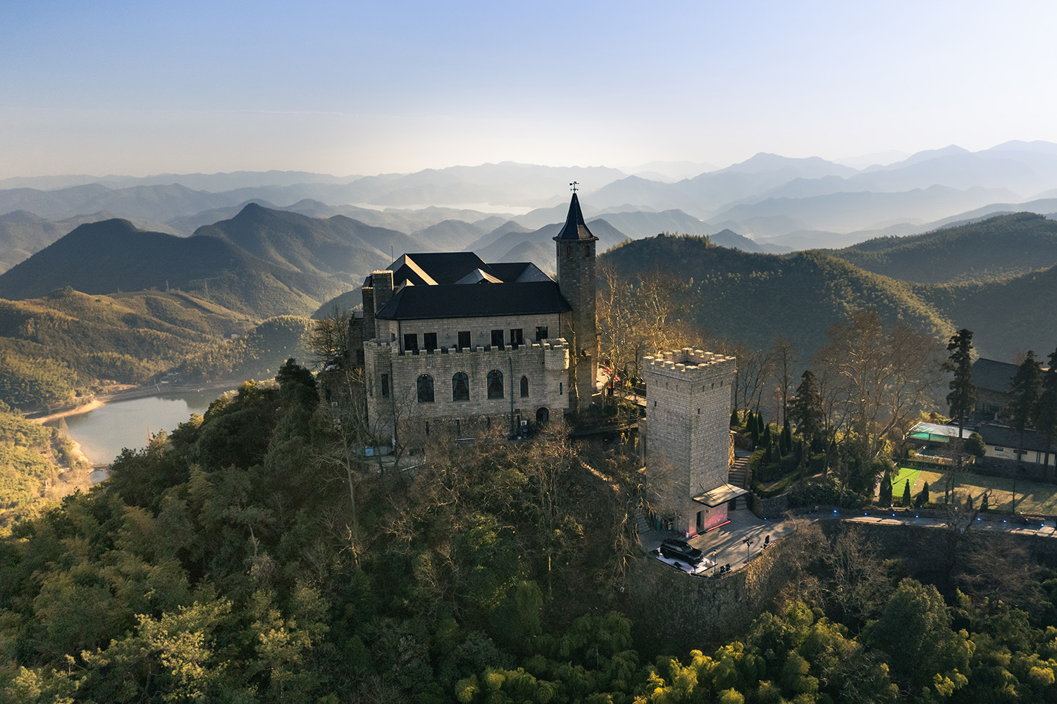 无所不能的全路况“纵情入胜” 试驾2025款揽胜运动版