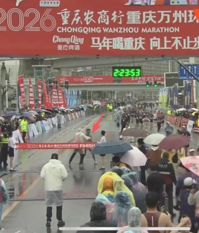 重庆万州马拉松裁判误判引发争议：冠军冲线遭拦阻带离，官方承认下雨导致误判并道歉；选手赛后发声回应