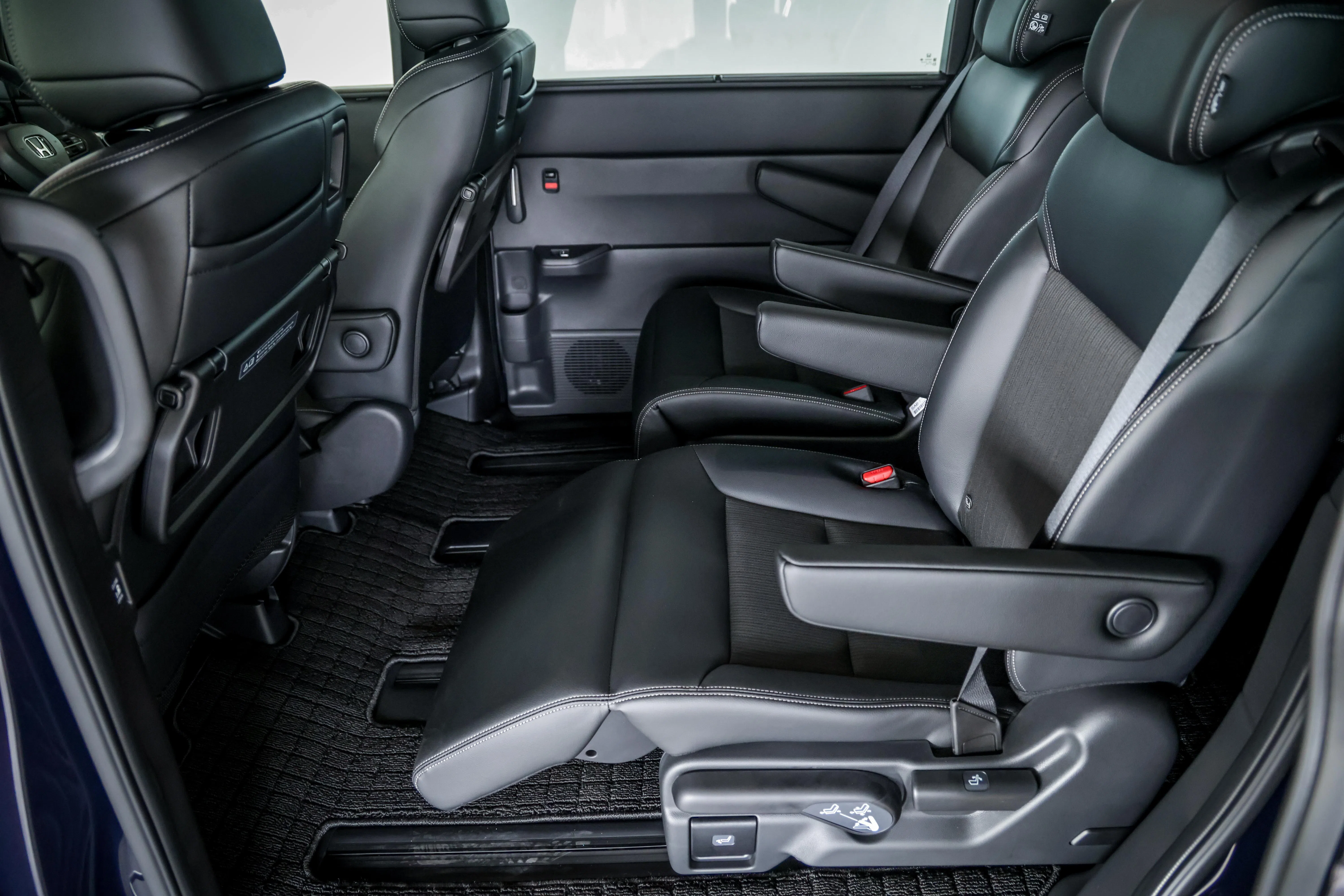 两张船长座椅不仅备有腿托，还有折叠式桌板。（叶振忠摄）