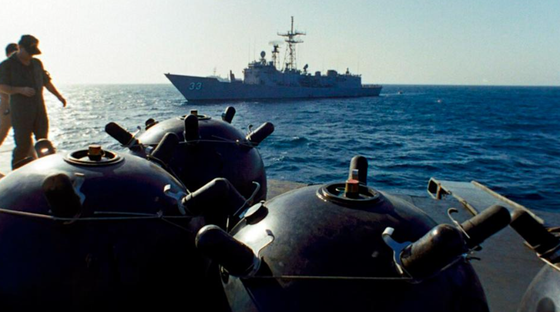 伊朗水雷使用一系列传感器，包括磁性、声学、压力和震动来确定船只何时接近，并爆发出数百磅TNT的威力。