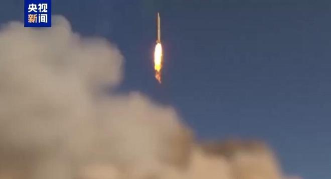 伊朗30枚超重导弹袭击以色列,“摧毁以方空天监控系统”!美国被曝增派5000名海军陆战队;伊朗总统走上街头,与民众亲切握手、合影