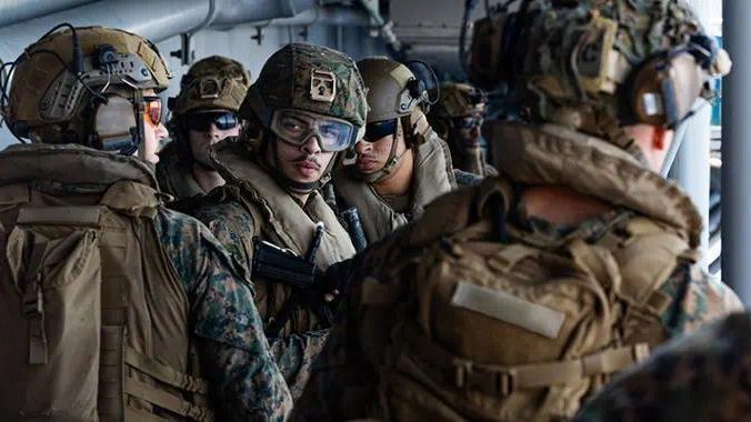 美军地面战曝光:上万大军战备,放弃百万大军方案,绞杀伊朗命脉