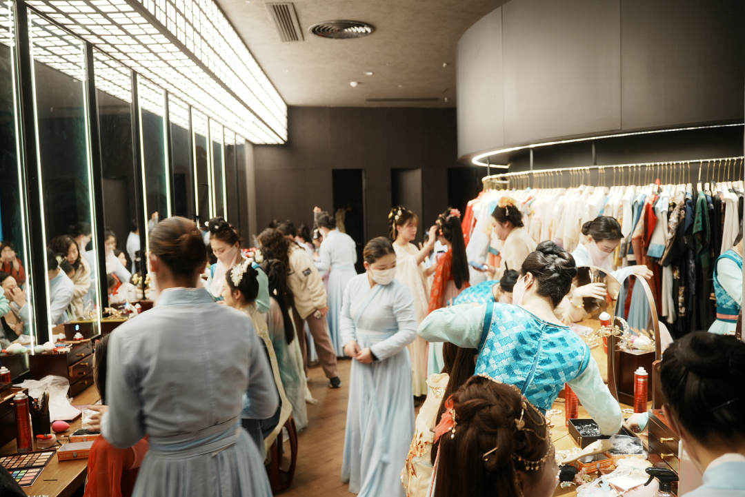 △“妆造司”坐满了正在做造型的人。（图/视觉中国）