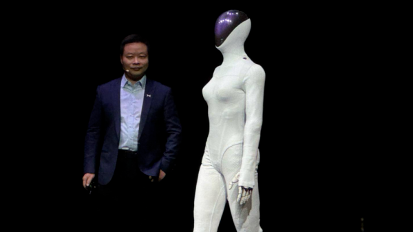 小鹏汽车CEO何小鹏宣布:IRON机器人年底量产,月产能冲刺千台以上