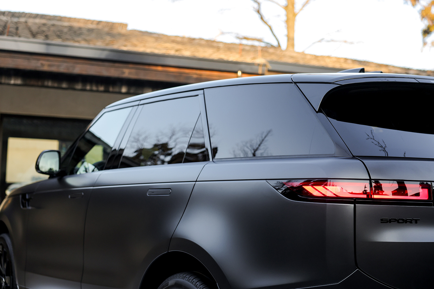 无所不能的全路况“纵情入胜” 试驾2025款揽胜运动版