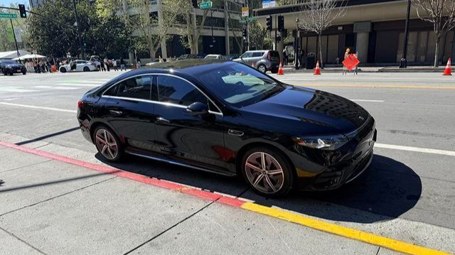 我在硅谷闹市区，体验黄仁勋同款L2++自动驾驶