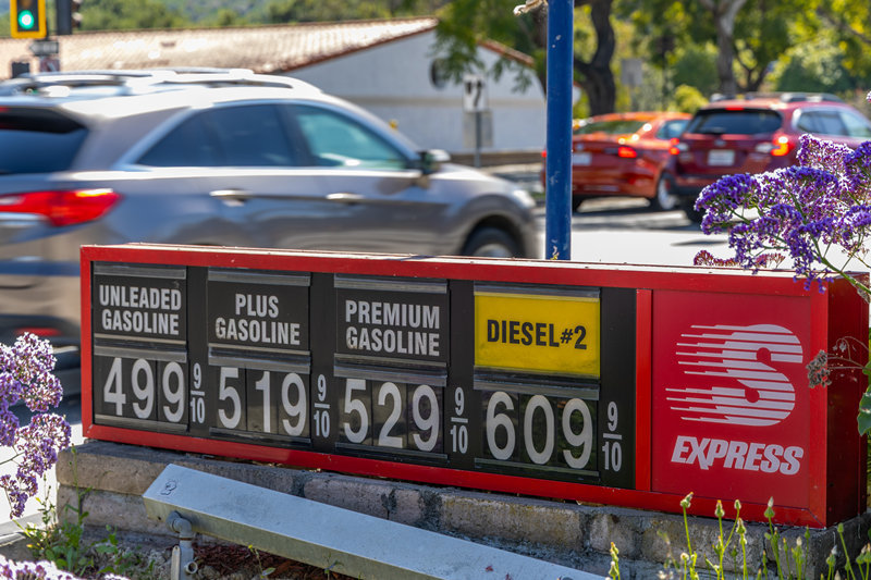 当地时间2026年3月14日,美国加利福尼亚州,油价显示牌。