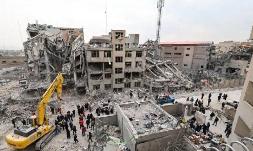 伊朗驻联合国大使表示,自战争开始以来,伊朗至少有1348名平民丧生,该数字自3月11日以来未更新。另一方面,活动人士通讯社“哈拉纳”报道称,伊朗有超过1440名平民丧生。