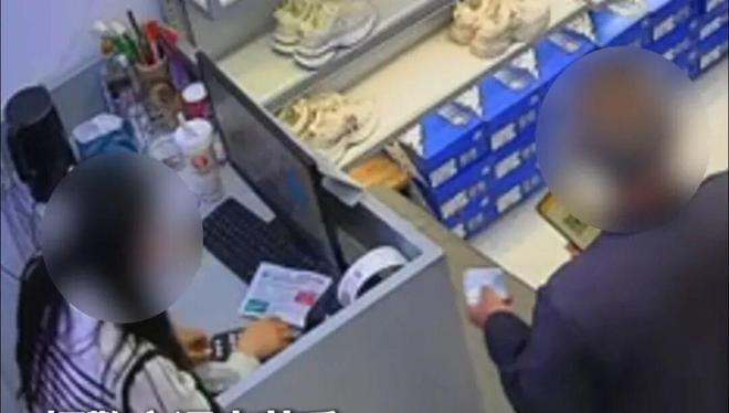 宁波“老人派发传单,女孩接手后快速晕倒”视频疯传,警方辟谣:传单检测无安眠药、无常规毒品