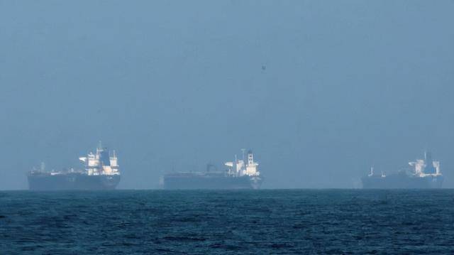 霍尔木兹海峡3月至今通航船只锐减至77艘