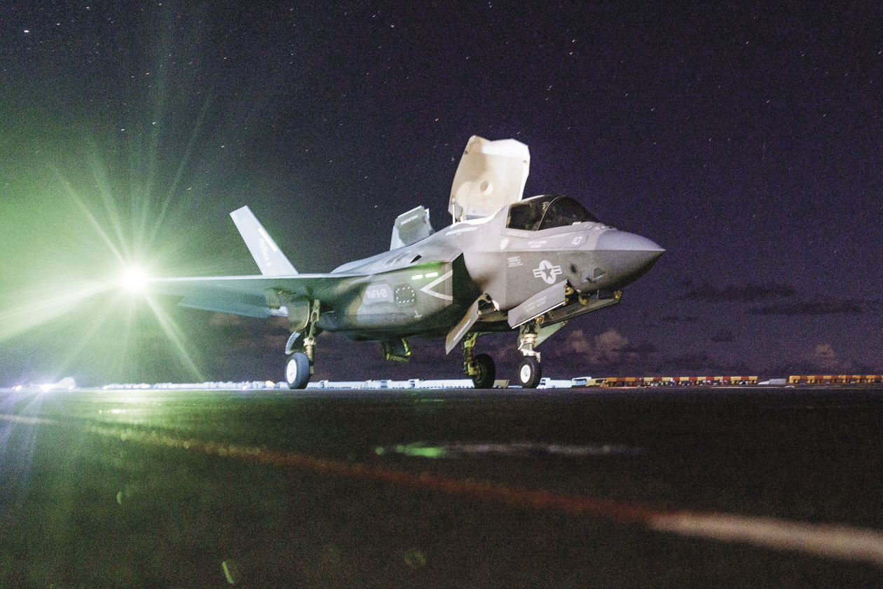 “的黎波里”号两栖攻击舰搭载的F-35B战机