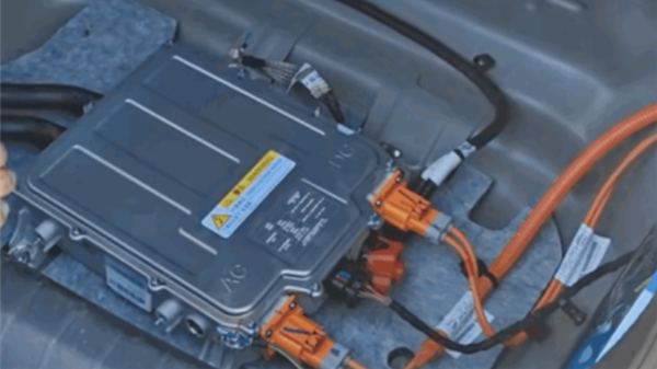 3年衰减40%!司机排队加装电池续命 专家:这些车都是移动炸弹