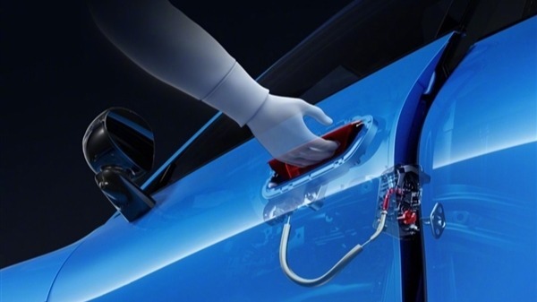 雷军透露:SU7新车门把手兼具机械拉手功能,大容量与小容量电池断电均可开启