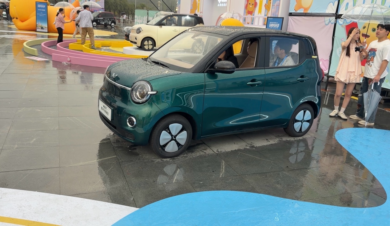 全新五菱宏光MINIEV上市4.48万起 最高续航301km