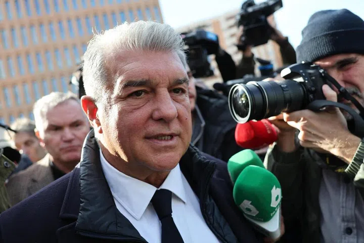 哈维炮轰拉波尔塔拒让梅西回归巴塞 遭后者强烈反驳